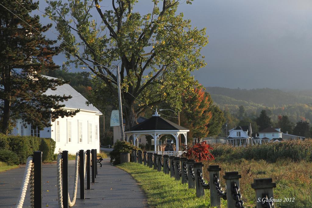 Auberge De La Rive De Charlevoix - Auberge De Jeunesse Familiale Pour Voyageurs De Tous Ages Saint-Joseph-de-la-Rive ภายนอก รูปภาพ