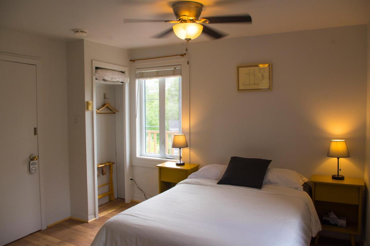 Auberge De La Rive De Charlevoix - Auberge De Jeunesse Familiale Pour Voyageurs De Tous Ages Saint-Joseph-de-la-Rive ภายนอก รูปภาพ