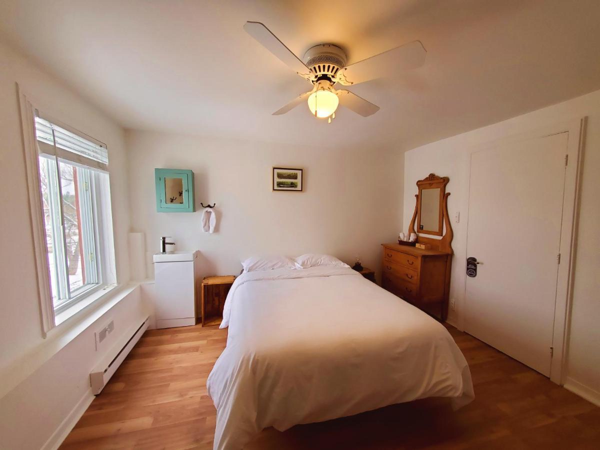Auberge De La Rive De Charlevoix - Auberge De Jeunesse Familiale Pour Voyageurs De Tous Ages Saint-Joseph-de-la-Rive ภายนอก รูปภาพ