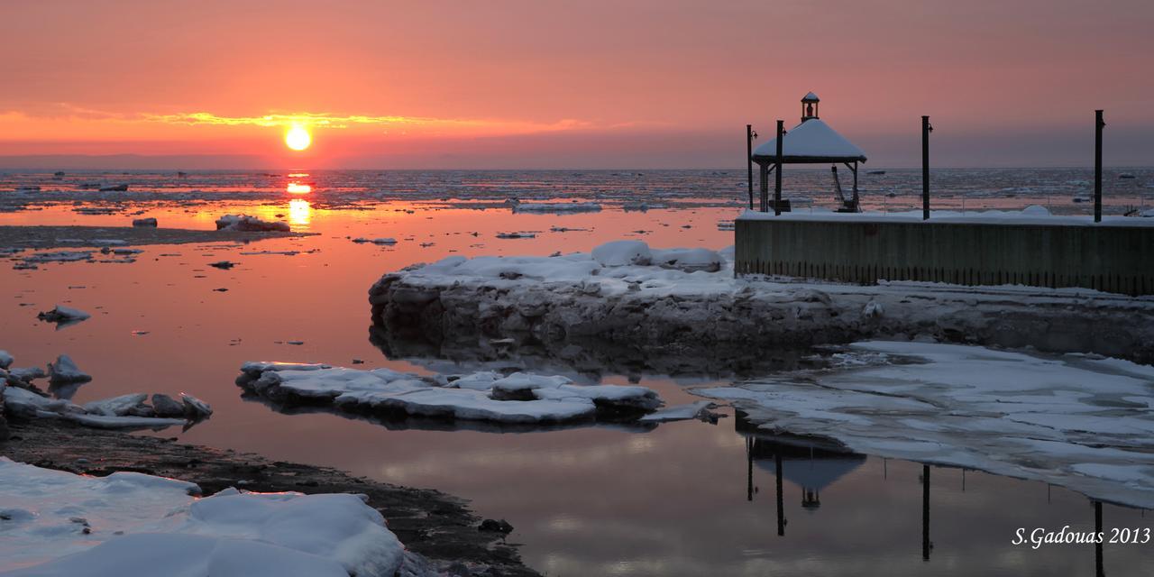 Auberge De La Rive De Charlevoix - Auberge De Jeunesse Familiale Pour Voyageurs De Tous Ages Saint-Joseph-de-la-Rive ภายนอก รูปภาพ